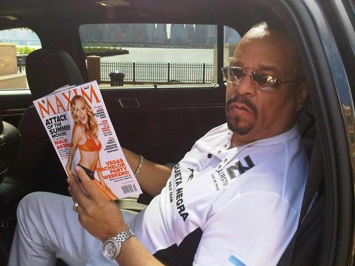 Ice-T se Relaja en su Lincoln MKT 2